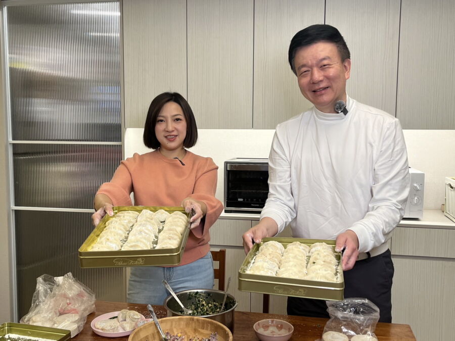 圖/新北市議員陳乃瑜與桃園市議員于北辰也祝大家未來新的一年,「蛇馬龍來、蛇麼都好」。(新北市議員陳乃瑜提供)