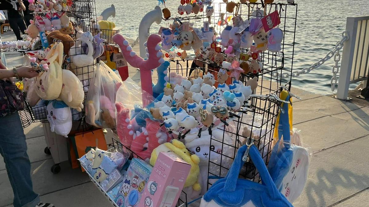 高雄冬日遊樂園攤商大賺吉伊卡哇盜版錢著作權商「開吉」了。(圖/翻攝自高雄點臉書)