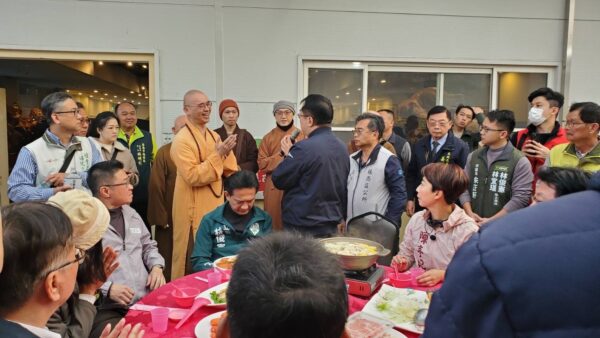 圍爐活動不僅準備了豐盛年菜,還安排多項暖心節目,讓災民在歡笑中感受各界愛心。活動開場,市長黃偉哲承諾市府將全力協助災後復原,為災民帶來希望與力量。圖/yes新聞攝