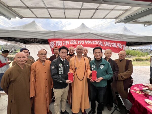 法藏大和尚心繫災民,災後第一時間攜手行政院卓榮泰院長前往收容所探視,親自發放紅包,為災民送上溫暖與關懷。圖/yes新聞攝