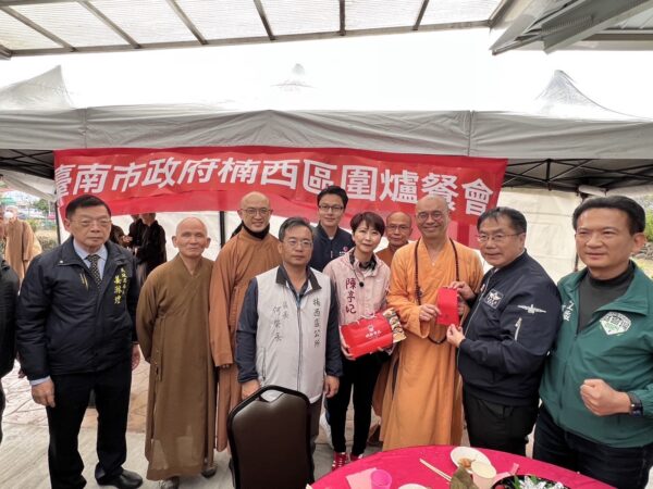 楠西區公所區長何榮長感謝社會各界的愛心捐助,立委郭國文、陳亭妃及團隊積極奔走募集物資,迅速將援助送到災民手中,展現團結互助的力量。圖/yes新聞攝