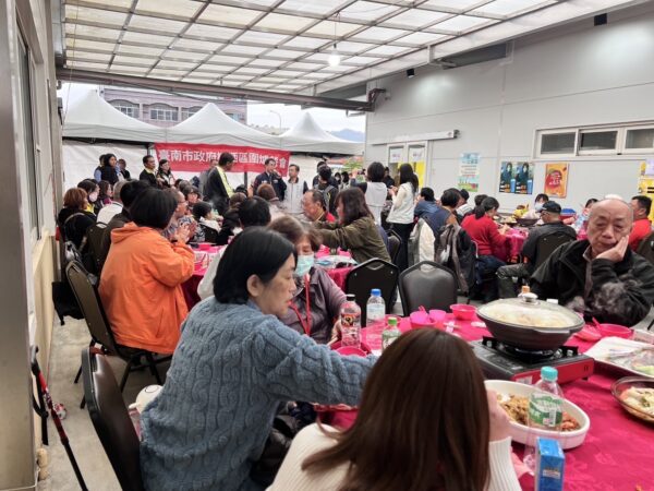 台南市政府在楠西區舉辦圍爐活動,透過豐盛年菜與暖心安排,讓災民在寒冬中感受來自社會各界的溫暖與關懷。圖/yes新聞提供