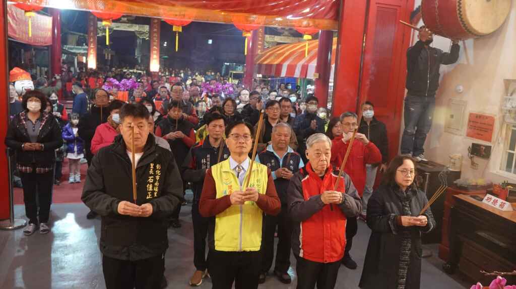 ▲南瑤宮管理人暨彰化市長林世賢偕同地方仕紳進行新春團拜。（記者林明佑攝）