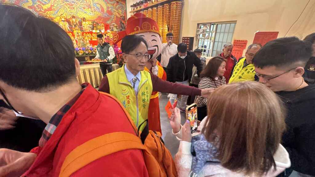 ▲南瑤宮管理人暨彰化市長林世賢發送福袋。（記者林明佑攝）