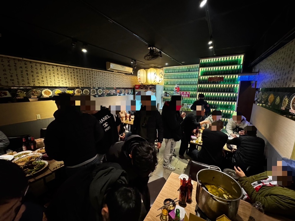 掛羊頭賣狗肉 小年夜警在燒烤店逮8賭客 327 cnews204250128a07