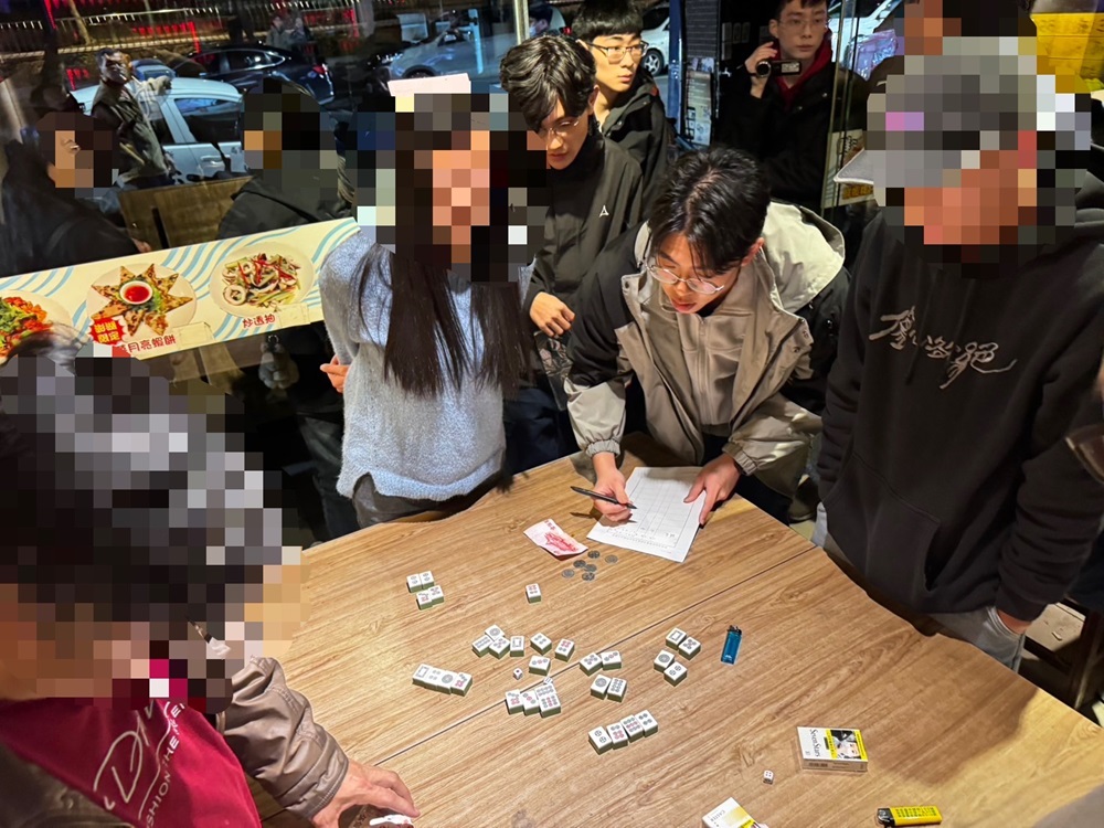 掛羊頭賣狗肉 小年夜警在燒烤店逮8賭客 328 cnews204250128a08