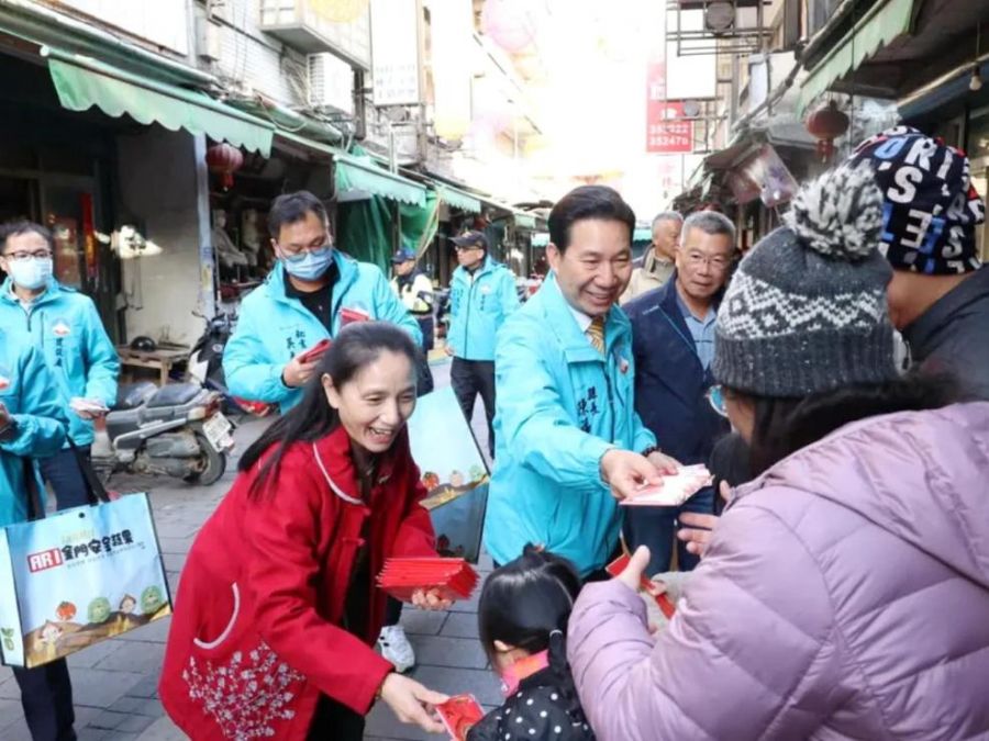 陳福海小年夜走訪傳統市場  關心民生需求向民眾拜年