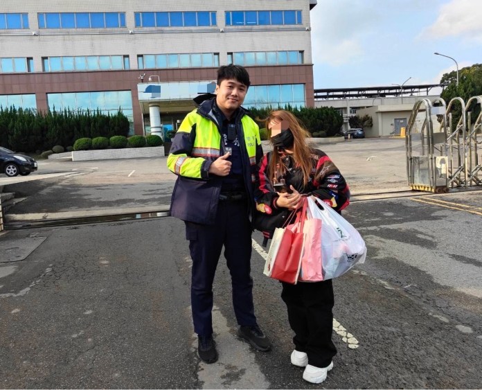 菲籍女移工慌張走進派出所 龍潭警火速解圍 60 S 1499270