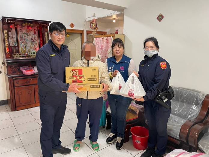 大園暖警寒冬送暖 獨居翁感動泛淚 63 325569 0