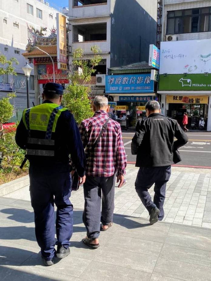 老翁寒風中迷途 蘆竹熱心警民助返家 59 567815