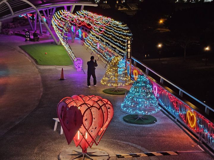 浪漫情人節!新北大都會公園辰光橋 夜間「情繫辰光」光雕提前開展