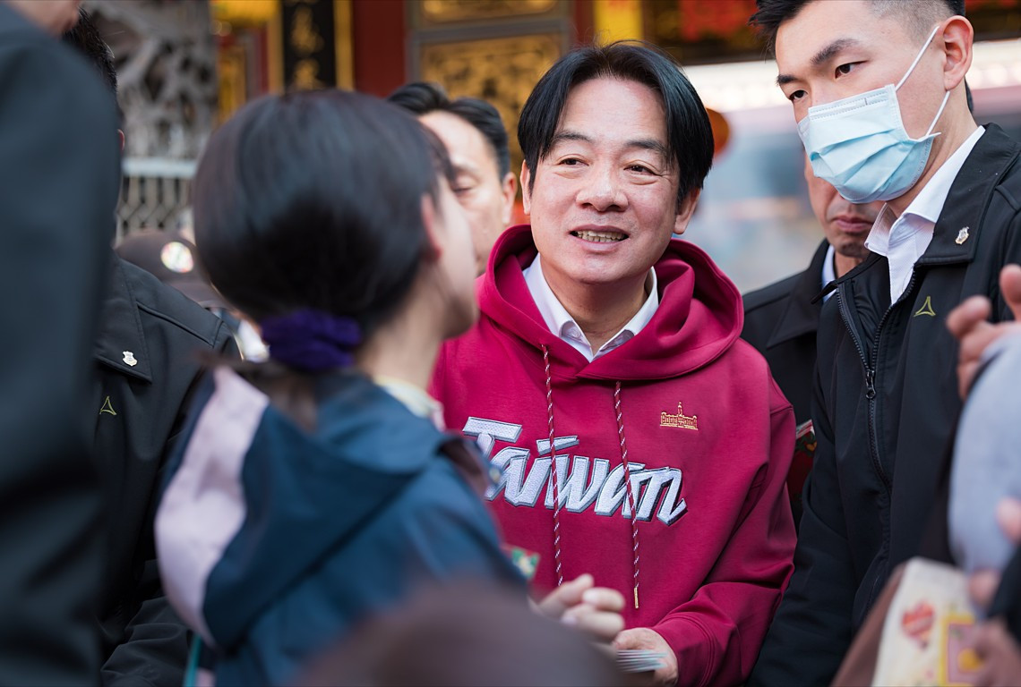 總統賴清德（中）29日大年初一至「天壇天公廟」參香，並發放福袋。（圖／總統府Flickr）
