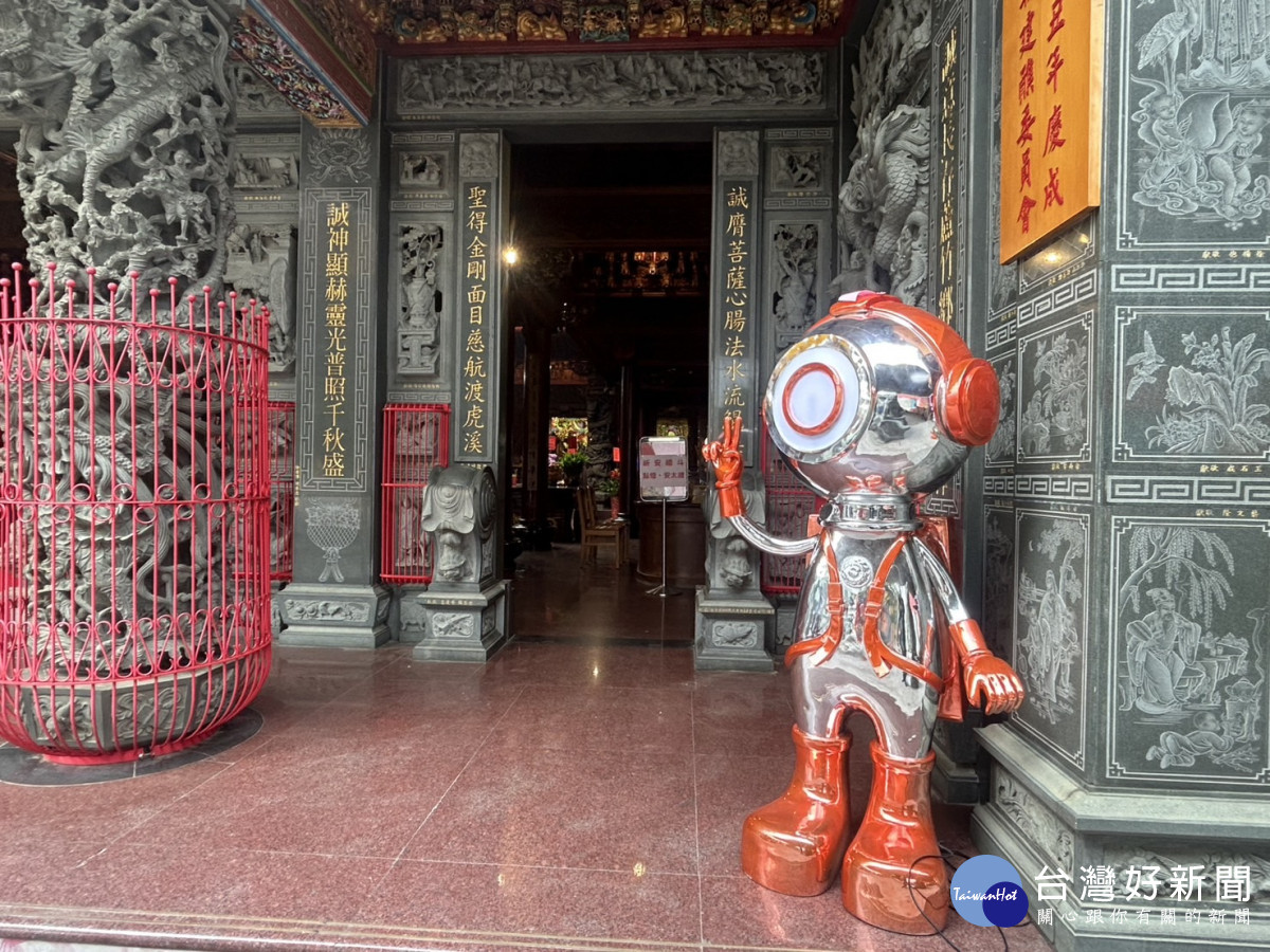 配合台灣燈會在桃園,蘆竹誠聖宮出現不少「宇宙娃娃」超級吸睛。