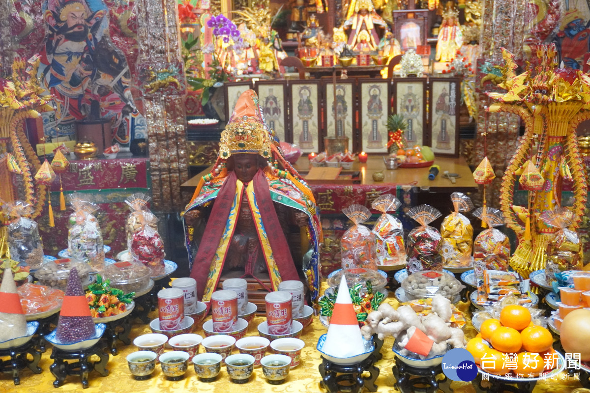 素祭或點心宴,包含四果(梨子、橘子、哈密瓜、蘋果)、山珍(薑)、海味(鹽)、五穀(紅豆搭配糖)及糕餅甜點。