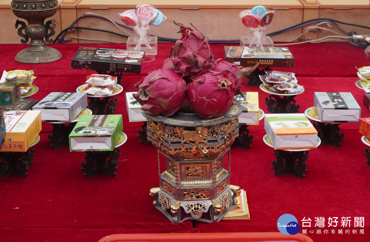 供品最前端特別擺放「棒棒糖」,寓意哪吒神童的童趣。