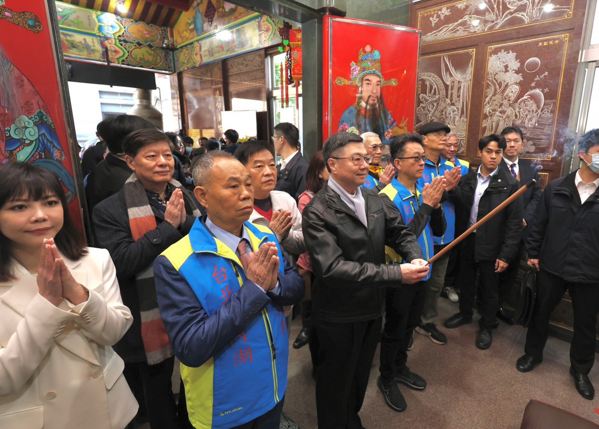 行政院長卓榮泰（持香者）29日大年初一赴洲子福德廟參拜祈福。（圖／行政院新聞傳播處提供）