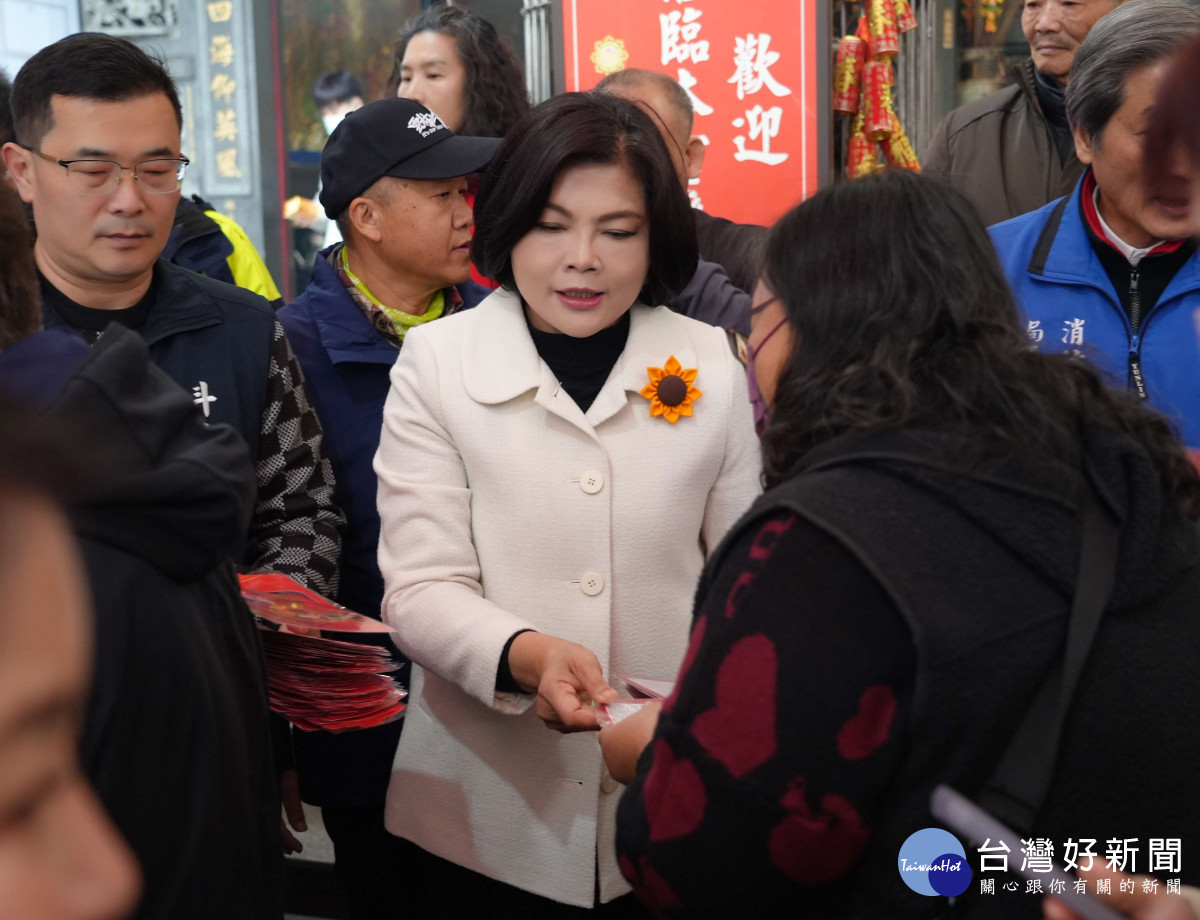 雲林縣長張麗善大年初一前往斗六市等9個鄉鎮市廟宇參拜祈福並發放福袋／翻攝照片