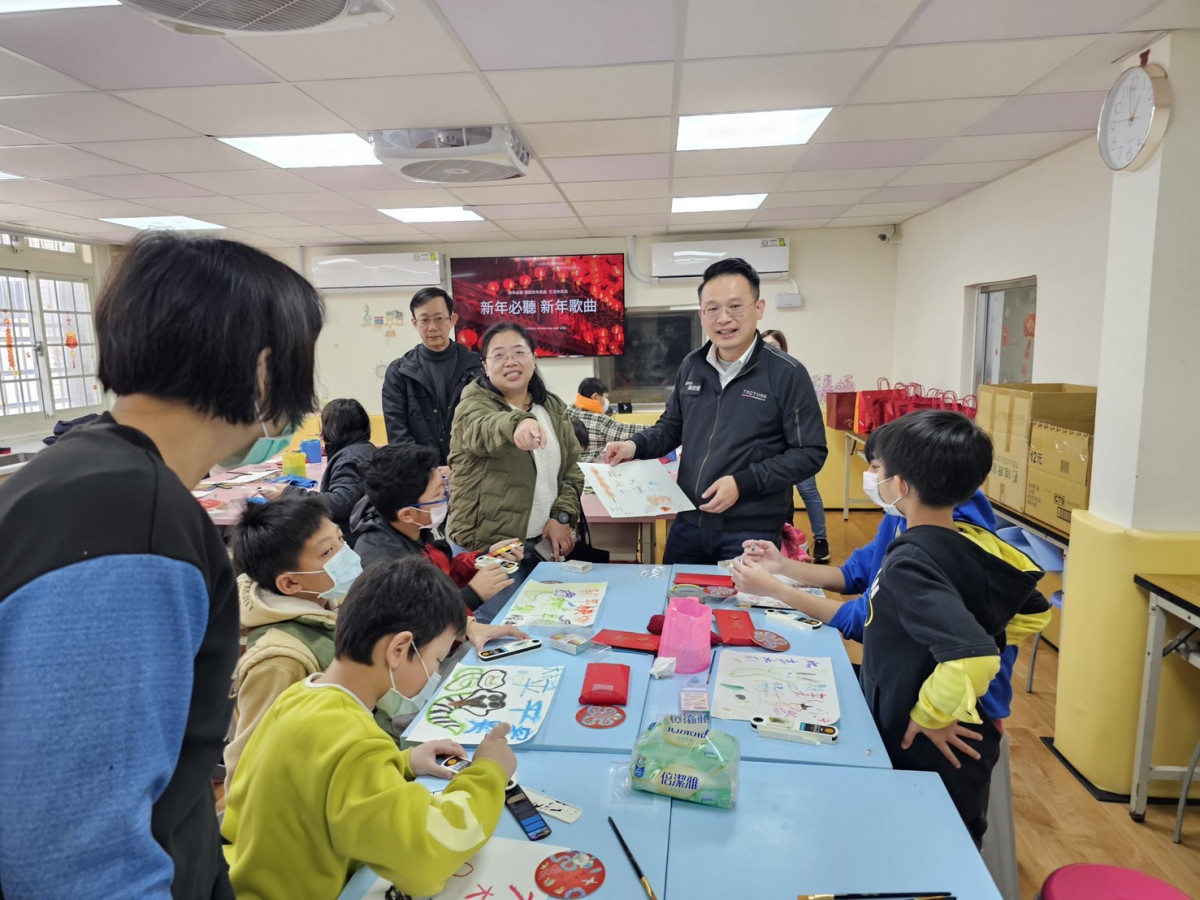 桃園市副市長蘇俊賓，向兒少與工作人員送上新春祝福。(市府提供)