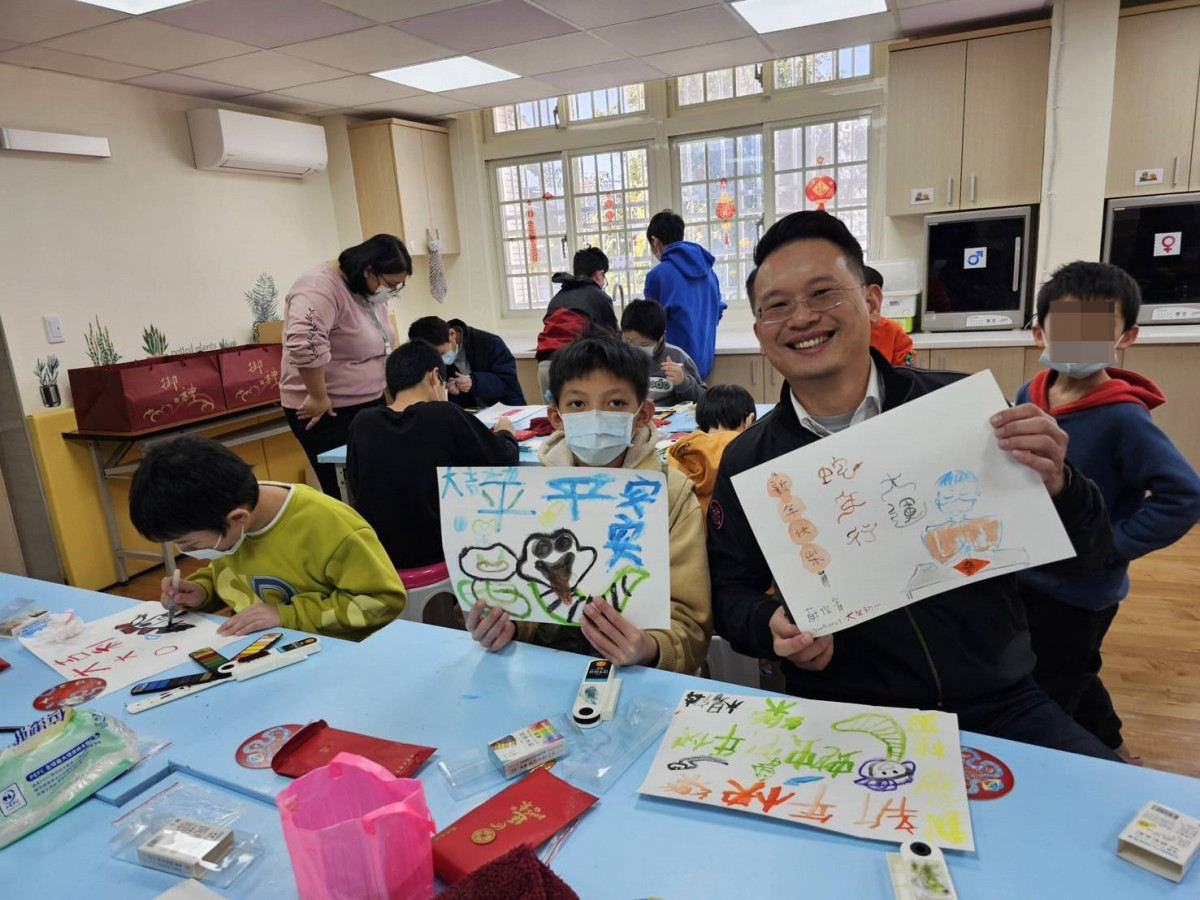 蘇俊賓也與現場兒少共同作畫,不少小朋友大展身手,繪畫出鞭炮、燈籠等新年元素。(市府提供)