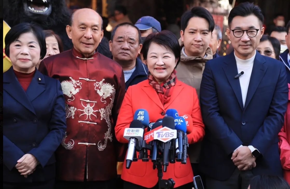 台中市長盧秀燕今和立法院副院長江啟臣、立委楊瓊瓔到台中東區南天宮，和選區立委羅廷瑋共同參拜並發放紅包。台中市政府提供