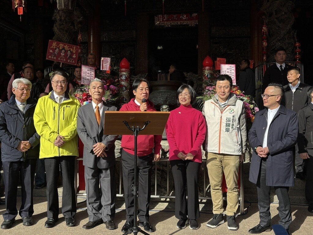 賴清德上午赴新北市萬里忠福宮及昭靈宮參拜祈福,民進黨秘書長林右昌(左二)及立委蘇巧慧(右三)陪同。蘇巧慧辦公室提供
