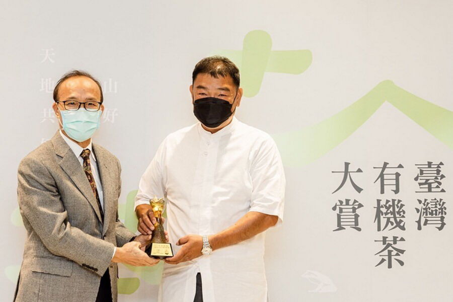 圖/許瑞麟於台灣有機茶大賞奪下最高翠蛙名次。(許瑞麟提供)