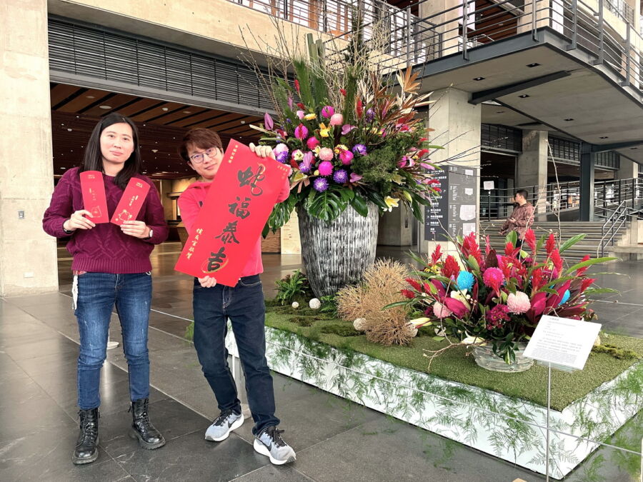 圖/陶藝家兼花藝設計師王秀琴,將陶博館大廳打造得喜氣洋洋。(陶博館提供)