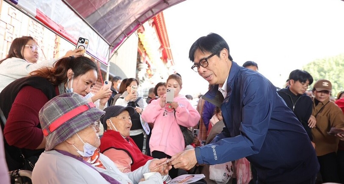 走春內門大旗美 陳其邁參香發紅包 力邀民眾趁假期享受高雄好山好水