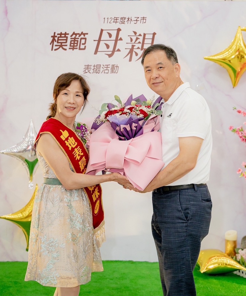 ▲蔡嘉峯董事長(右)夫人榮贋模範母親。(圖/記者陳惲朋翻攝)
