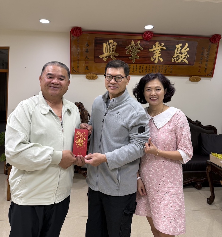 ▲蔡忻樺顧問(右)與其先生到北回培英文教協會捐款,林銘賢理事長(左)代表接受。(圖/記者陳惲朋翻攝)
