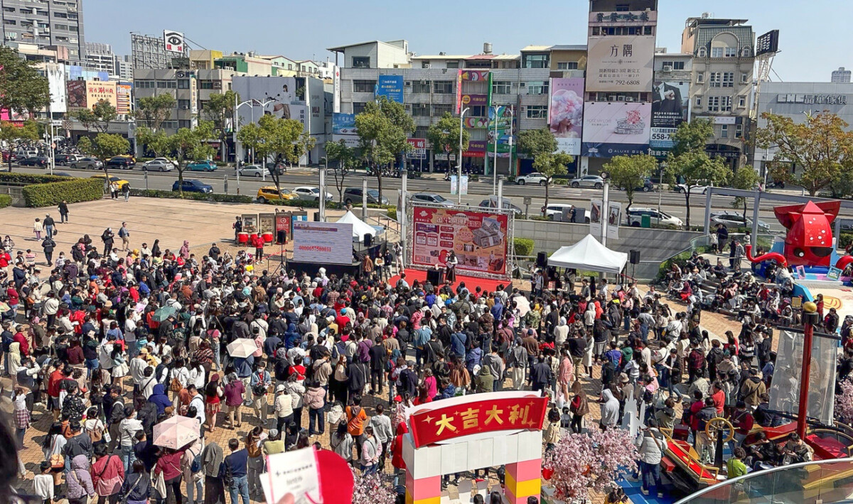 ▲大年初一在漢神巨蛋買福氣袋等候開獎人潮。（圖/漢神巨蛋提供）