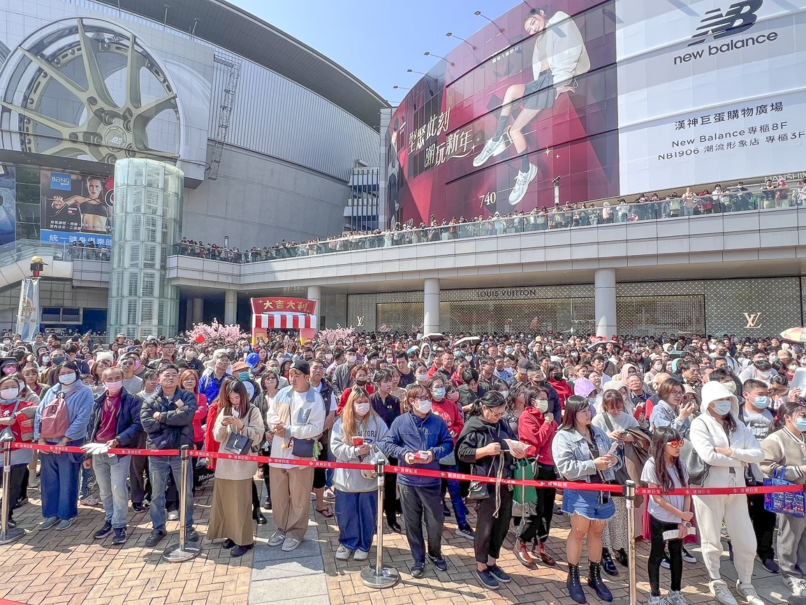 ▲大年初一在漢神巨蛋買福氣袋等候開獎人潮。(圖/漢神巨蛋提供)