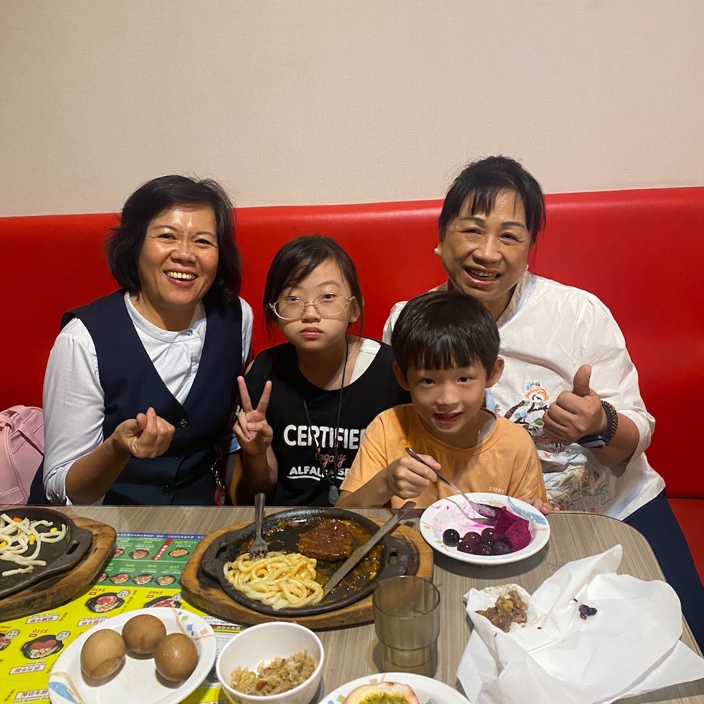 ▲曾美蕳副組長（左）與林銘賢理事長夫人余芳珠女士（右）一起陪孩子們用餐。（圖/記者陳惲朋翻攝）