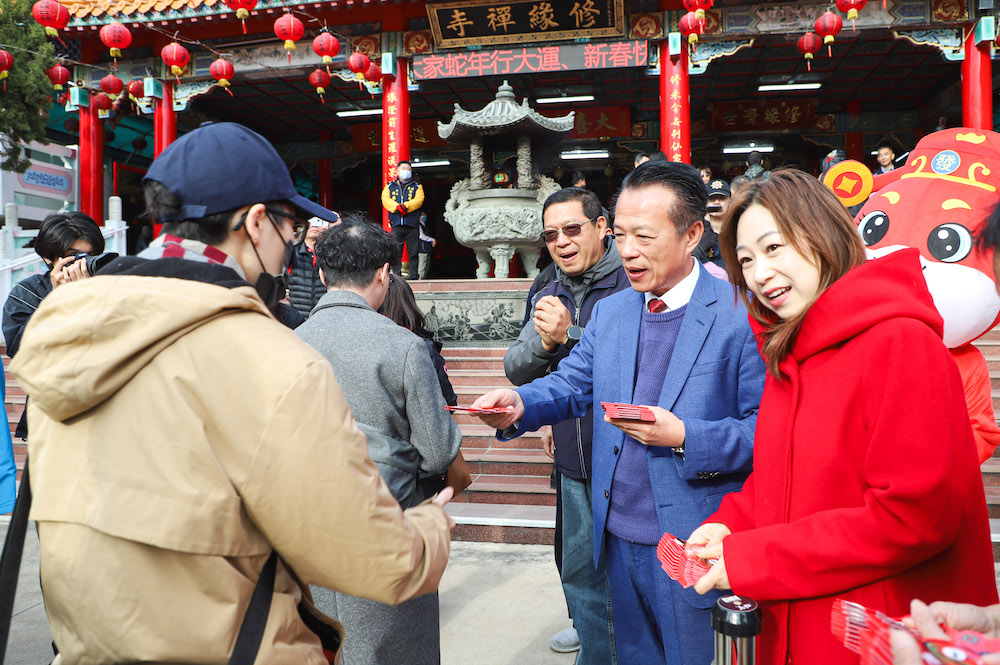 翁章梁縣長偕其夫人在大年初一走春宮廟發紅包，祈求嘉義縣發展順利。（圖/嘉義縣政府提供）