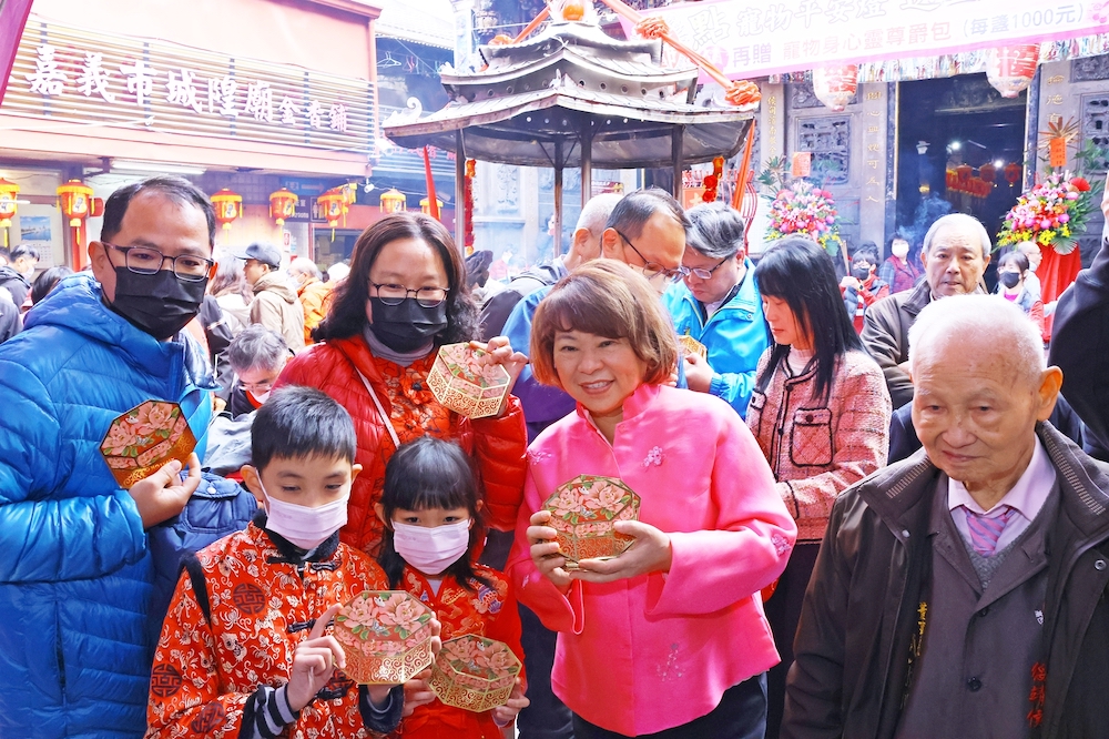 黃敏惠市長到城隍廟發送小紅包送上新春祝福 。（圖/嘉義市政府提供）