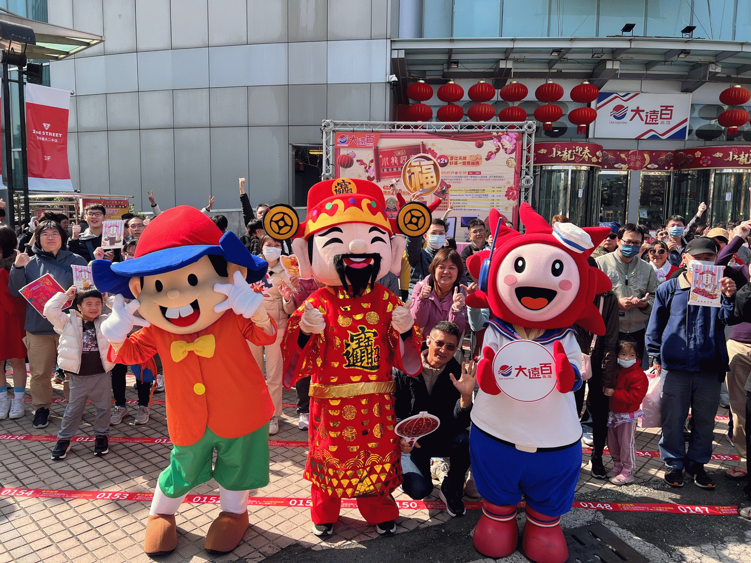 高雄大遠百 小龍年福袋大獎得主出爐 幸運兒輕鬆抱走藍牙音響