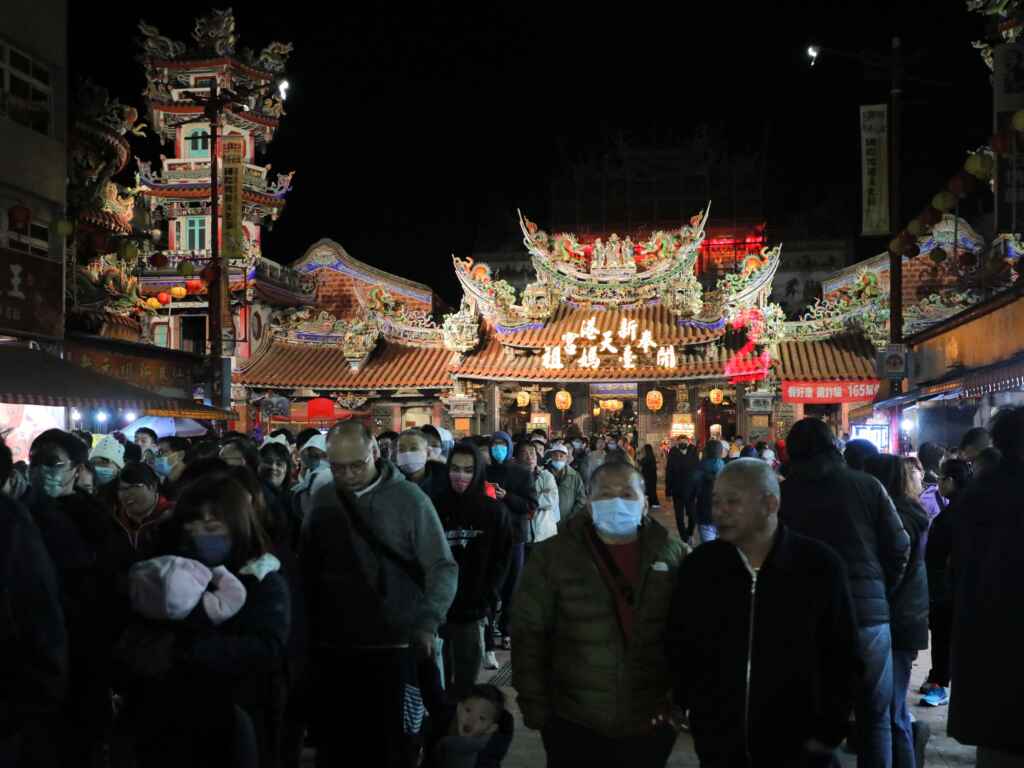 新港奉天宮「作伙過年除夕晚會暨開廟門搶頭香」活動，擠滿參與信徒。