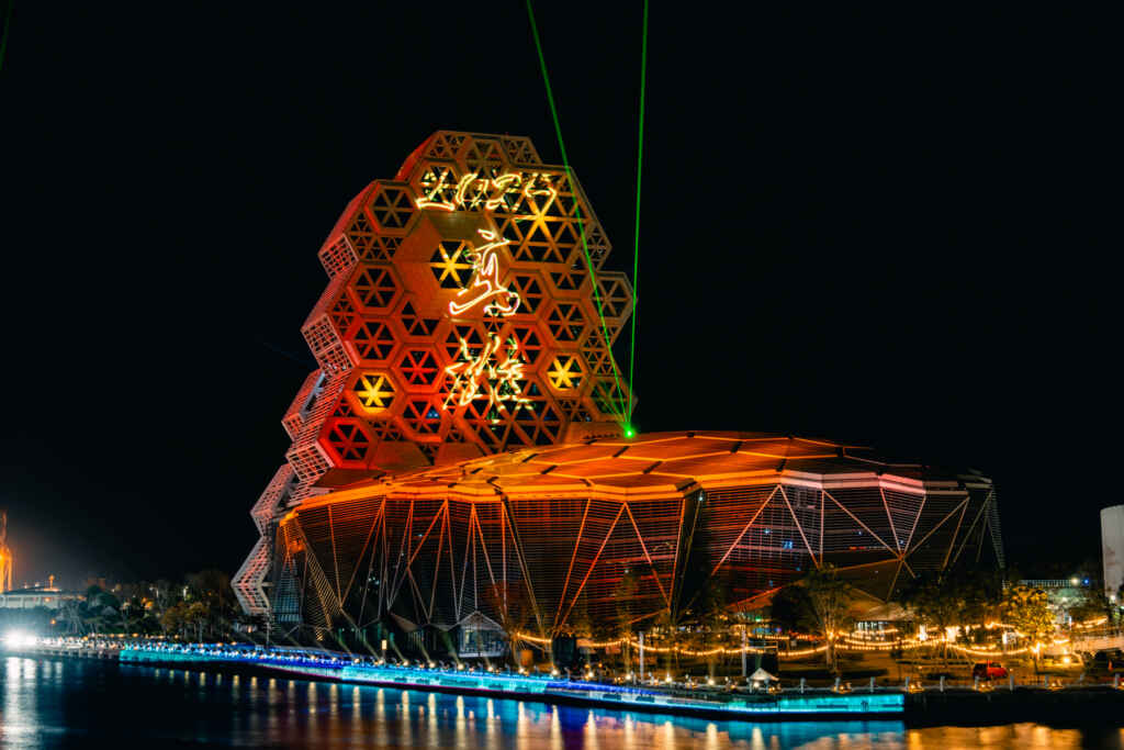 ▲2025 Kaohsiung Wonderland 高雄冬日遊樂園夜間由高流規劃「舞吉派對」燈光展演，也配合農曆新年特別打上充滿喜氣大紅色的燈光及「2025高雄」，與來訪遊客共同歡慶新年。(圖/高流提供)