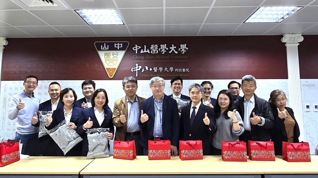 中山醫大副校長林俊哲(前排右五)與健管院院長張士昱(前排右六)代表學校歡迎首屆越南醫管碩專班學生來台參訪。(圖/中山醫大提供)