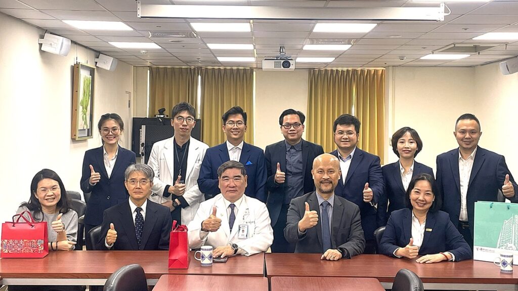 學生至中山附醫學習分子檢驗技術的應用。(前排左三為蔡明哲院長,前排右三為宋賢穎副校長) (圖/中山醫大提供)