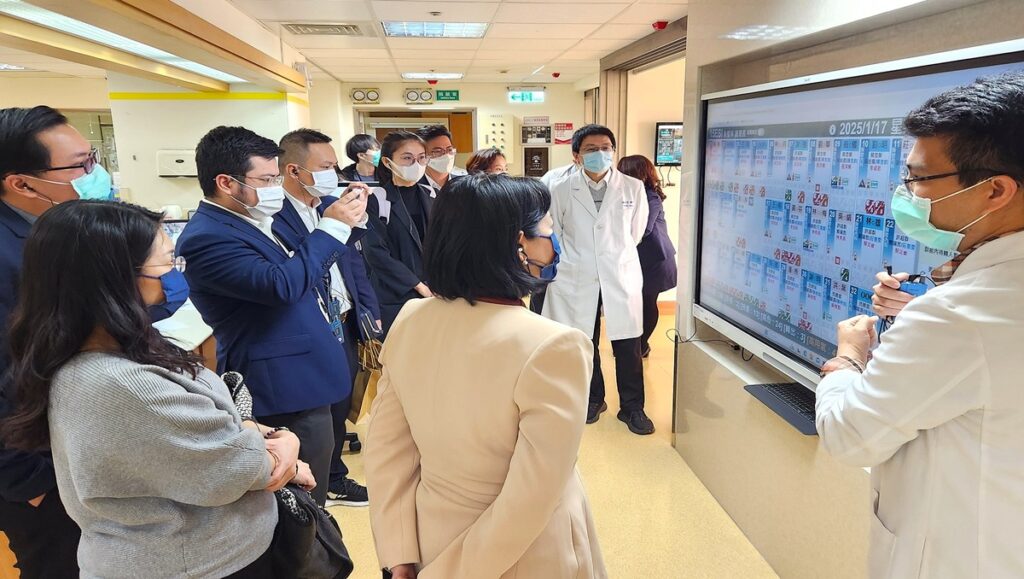 高雄醫學大學附設醫院介紹ICU智慧白板。(圖/中山醫大提供)