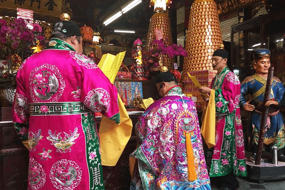 曝年貨大街隱藏美食 施淑婷大推城隍廟炸米糕與梅花雞蛋糕 304 照片來源:新竹都城隍廟臉書