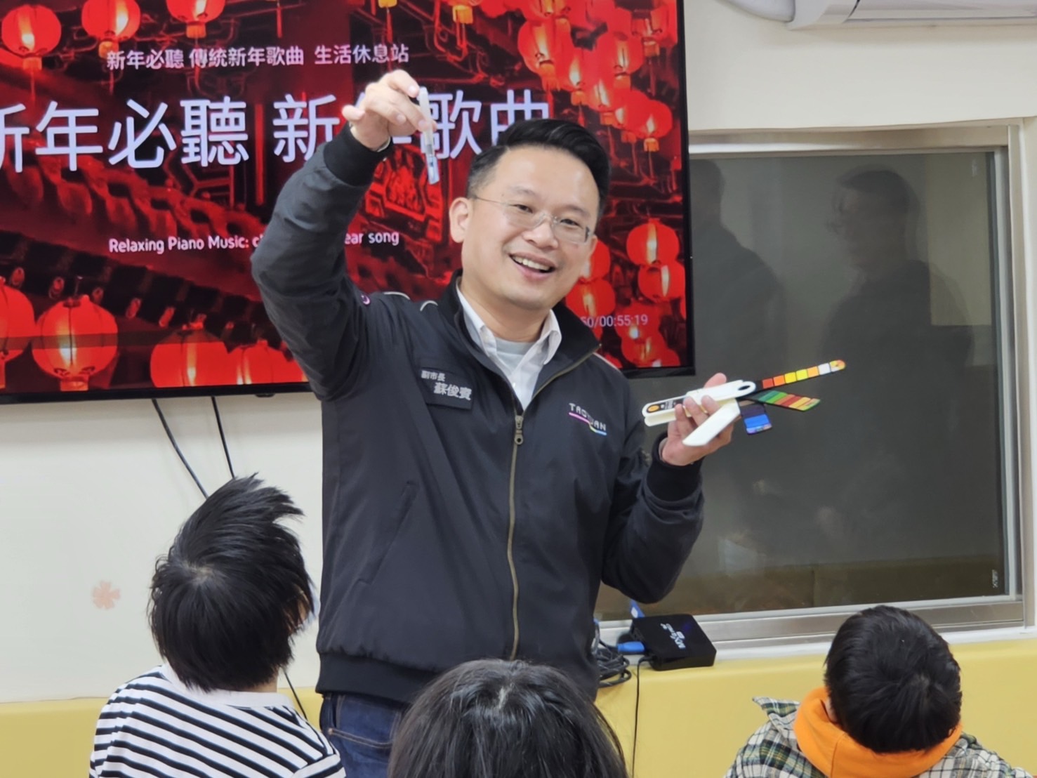 蘇俊賓大年初一赴「桃恩園」送暖 創意紅包藏畫具 294 蘇俊賓大年初一赴「桃恩園」送暖 創意紅包藏畫具 293