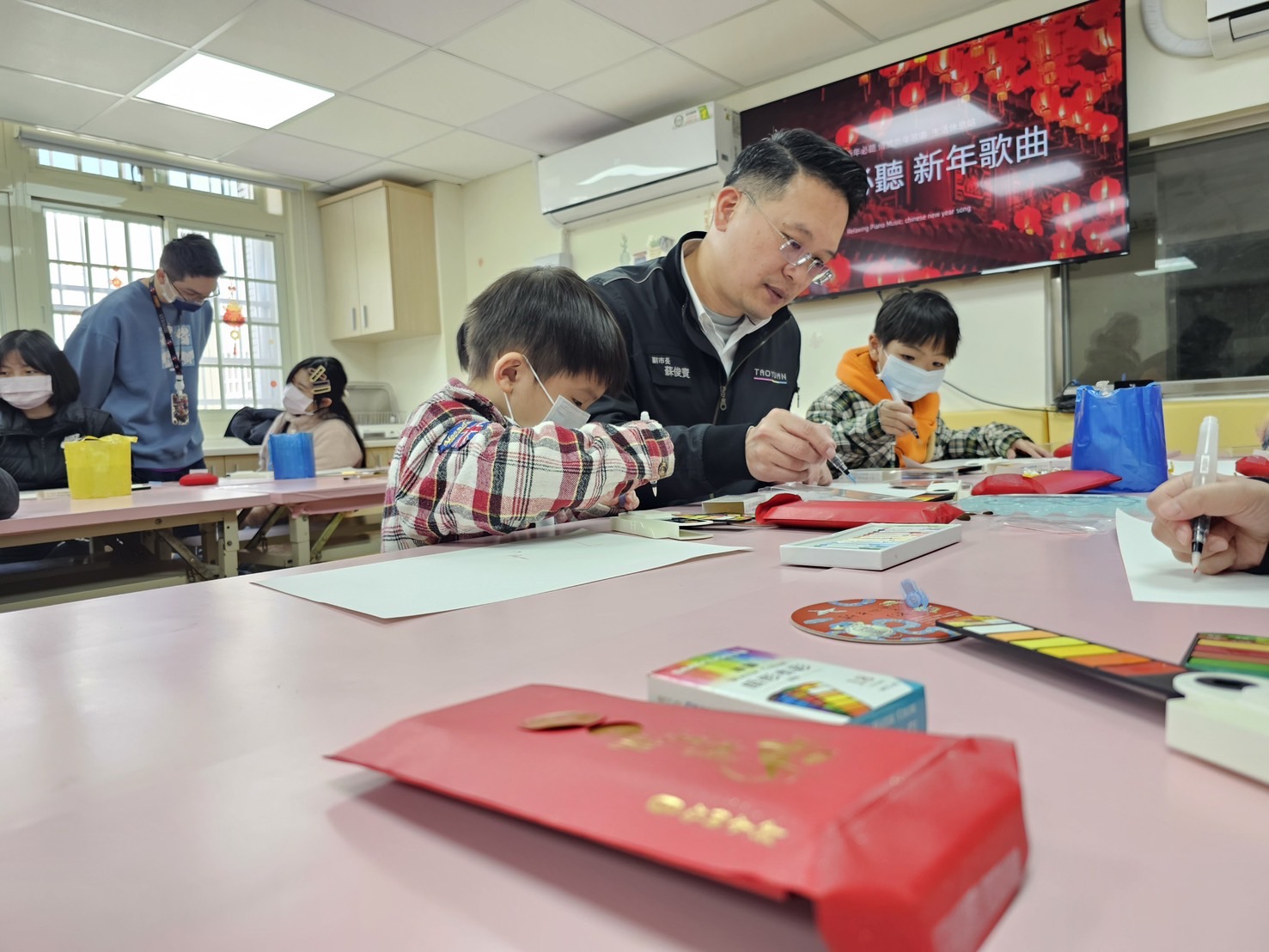 蘇俊賓大年初一赴「桃恩園」送暖 創意紅包藏畫具 296 蘇俊賓大年初一赴「桃恩園」送暖 創意紅包藏畫具 295