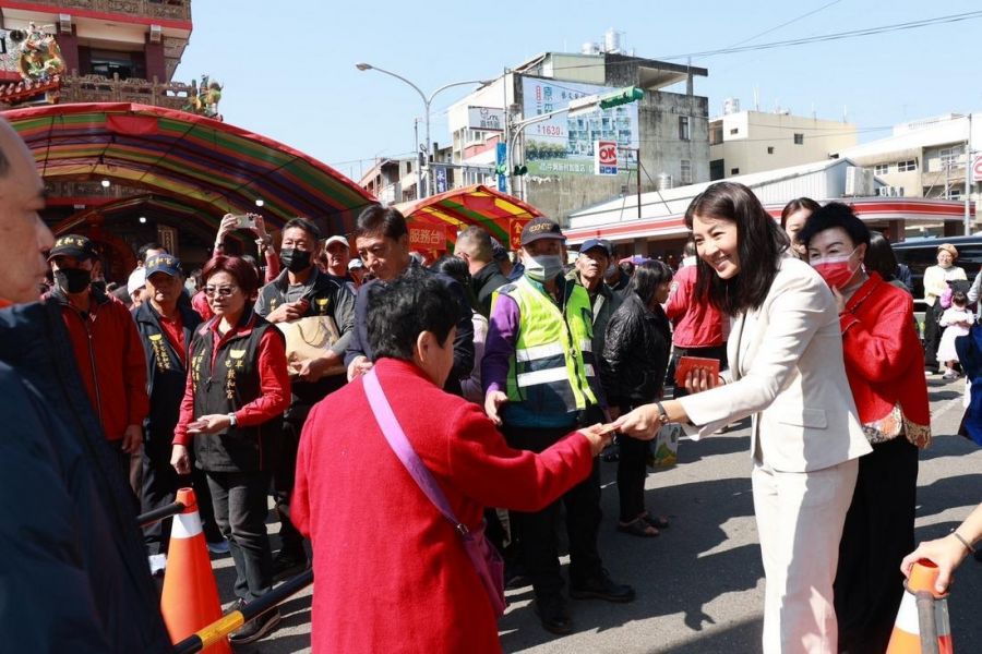 許淑華年初一跑7宮廟 祈福發小紅包