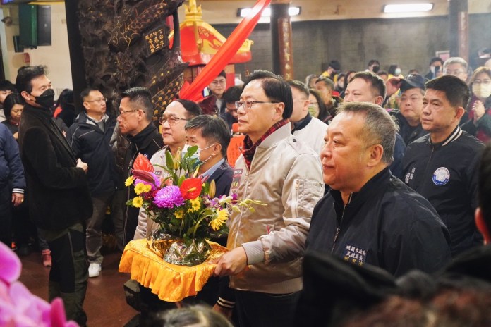 張善政桃園3宮廟參香 發福袋與民共享新春喜悅 81 56446 3