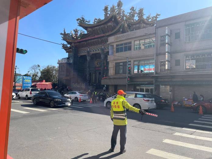 觀音草漯保障宮湧參拜人潮 大園警加強取締守護信眾安全 81 325804