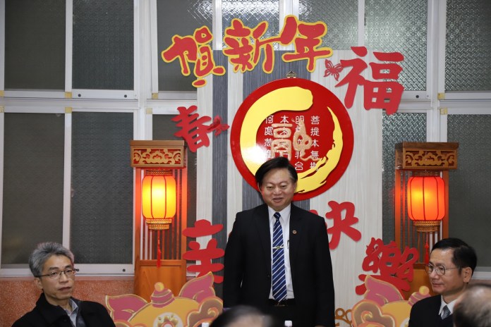 矯正署長春節慰問監所留守人員 致贈加菜金、水果禮盒 79 154654 2
