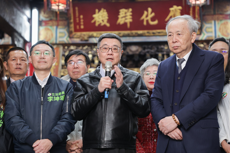 農曆大年初一,行政院長卓榮泰(前中)29日在台北參拜廟宇時提到,針對川普揚言對台灣半導體廠商徵高關稅一事,會給予協助。圖為卓揆參拜台北覺修宮。圖/中央社