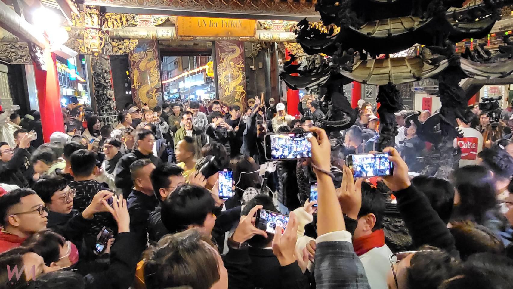 上班族搶得新港奉天宮頭香 喜得「蛇進萬金」交趾陶 - https://www.watchmedia01.com